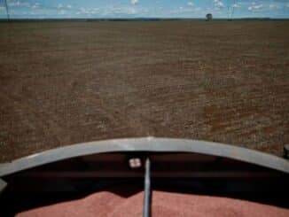 Fertilizantes sendo aplicados em plantação de soja no Brasil - Foto: Adriano Machad/Reuters