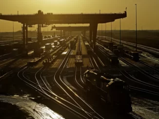 Suspensão de embarques ameaça a economia dos EUA em um momento de inflação alta e risco de recessão econômica — Foto: Charlie Riedel/AP