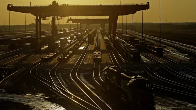 Suspensão de embarques ameaça a economia dos EUA em um momento de inflação alta e risco de recessão econômica — Foto: Charlie Riedel/AP