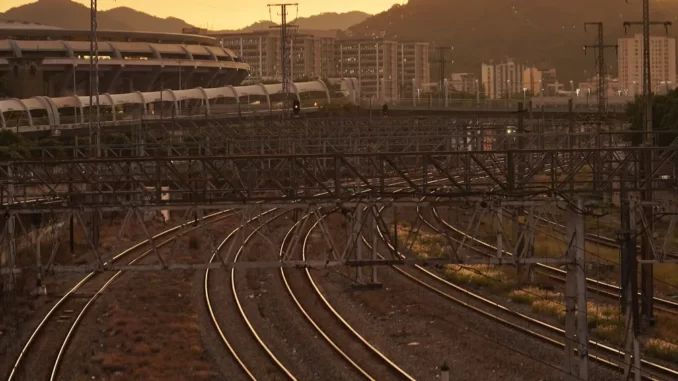 Os trilhos da Supervia com o estádio do Maracanã ao fundo — Foto: Marcos Serra Lima/g1