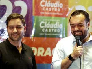 O governador reeleito Cláudio Castro ao lado do vice, Thiago Pampolha, em pronunciamento após apuração dos votos Alexandre Cassiano/Agência O Globo