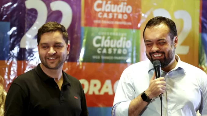 O governador reeleito Cláudio Castro ao lado do vice, Thiago Pampolha, em pronunciamento após apuração dos votos Alexandre Cassiano/Agência O Globo