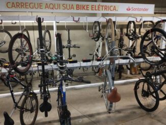 Cavalete para recarga de bikes elétricas no bicicletário da estação Vila Olímpia, na Linha 9-esmeralda dos trens - William Cardoso - 29.set.22/Folhapress