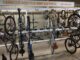 Cavalete para recarga de bikes elétricas no bicicletário da estação Vila Olímpia, na Linha 9-esmeralda dos trens - William Cardoso - 29.set.22/Folhapress