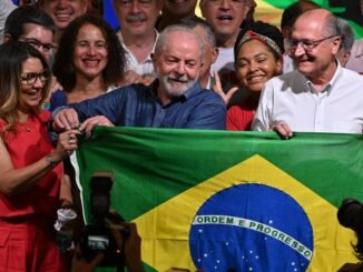 O presidente eleito Luiz Inácio Lula da Silva (PT) ao lado do vice, Geraldo Alckmin (PSB), durante comemoração da vitória na avenida Paulista, em São Paulo, neste domingo (30) - Nelson Almeida/AFP