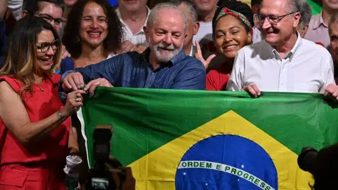 O presidente eleito Luiz Inácio Lula da Silva (PT) ao lado do vice, Geraldo Alckmin (PSB), durante comemoração da vitória na avenida Paulista, em São Paulo, neste domingo (30) - Nelson Almeida/AFP