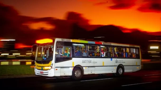 Ônibus no Rio: Secretaria de Transportes terá dotação de R$ 2,4 bilhões Foto: Roberto Moreyra/Agência O Globo