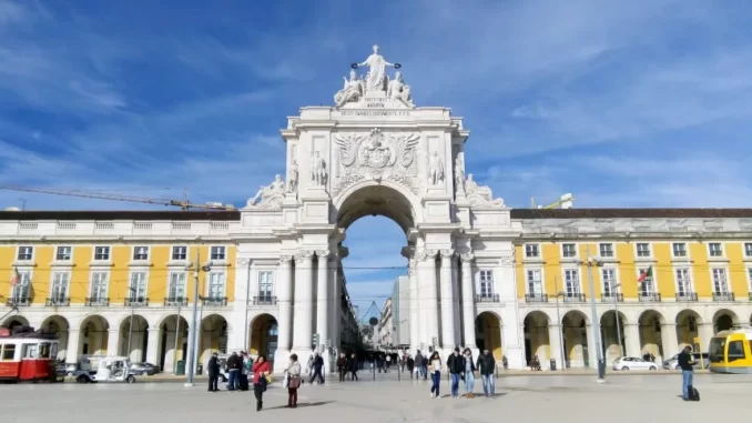 praca-do-comercio-lisboa-flickr Trens de rápida velocidade ligarão Lisboa a Porto em 1h15 até 2030 - Ann Priestley