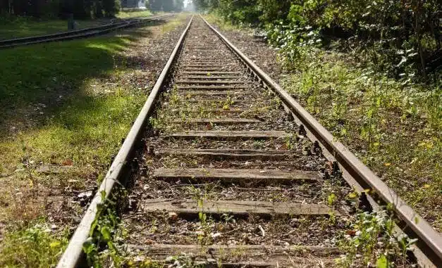 O trecho de 130 quilômetros de extensão se encontra sob a concessão da Ferrovia Centro-Atlântica (FCA) — Foto: Seinfra / Divulgação