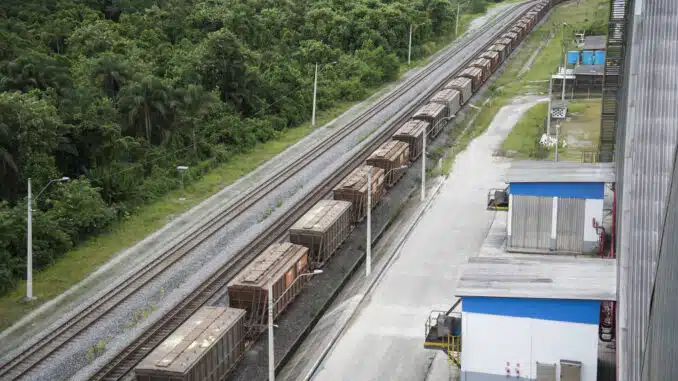 Composição ferroviária carregada de grãos em terminal no porto de Santos - Guilherme Kastner-20.fev.2018/Folhapress