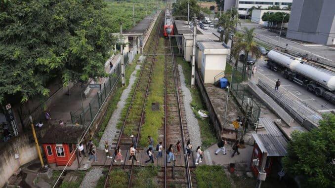 Passageiros fazem travessia pelos trilhos em estação da linha 8, agora sob responsabilidade da ViaMobilidade - Rivaldo Gomes - 2.mar.2022/Folhapress