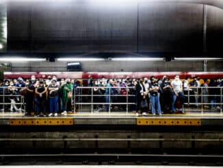 Passageiros em plataforma da estação Sé, do metrô, em São Paulo - Rubens Cavallari - 23.jun.22/Folhapress