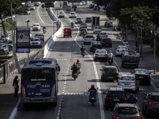 Ônibus da EMTU passa pela avenida Eusébio Matoso, na zona oeste de São Paulo - Bruno Santos/Folhapress