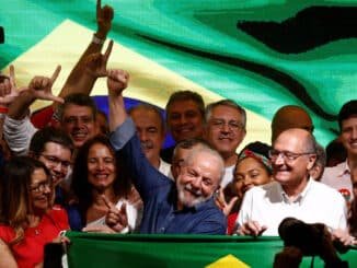 O presidente eleito Luiz Inácio Lula da Silva (PT) ao lado de sua esposa, Janja, do vice-presidente eleito, Geraldo Alckmin (PSB) e de outros apoiadores - Carla Carniel/Reuters