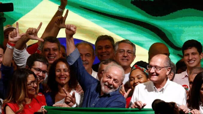 O presidente eleito Luiz Inácio Lula da Silva (PT) ao lado de sua esposa, Janja, do vice-presidente eleito, Geraldo Alckmin (PSB) e de outros apoiadores - Carla Carniel/Reuters