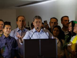 Governador eleito do estado de São Paulo, Tarcísio de Freitas (Republicanos), discursa após vitória ao lado de apoiadores - Ronny Santos 30-out-22/Folhapress