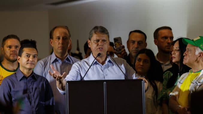 Governador eleito do estado de São Paulo, Tarcísio de Freitas (Republicanos), discursa após vitória ao lado de apoiadores - Ronny Santos 30-out-22/Folhapress