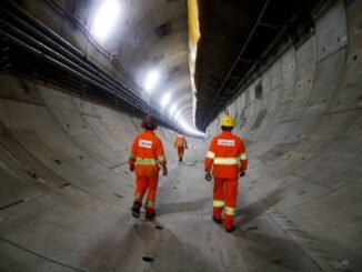 Operários caminham em túnel da linha 6-laranja do metrô, que teve obras retomadas após acidente com tuneladora em fevereiro - Rubens Cavallari/Folhapress