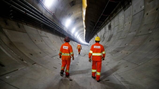 Operários caminham em túnel da linha 6-laranja do metrô, que teve obras retomadas após acidente com tuneladora em fevereiro - Rubens Cavallari/Folhapress