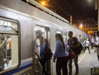Passageiros embarcam no metrô de Belo Horizonte - Amanda Dias/Portal BHAZ