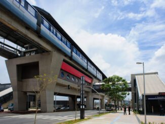 Trem da Linha 15-Prata (monotrilho) passando pela estação Fazenda da Juta