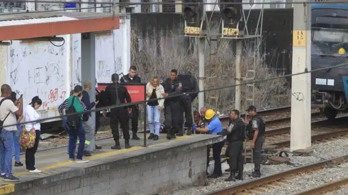 Manifestação na Estação Supervia Deodoro. Usuários revoltados lotam os ônibus para seguir viagem após fechamento da Estação. Reginaldo Pimenta / Agencia O Dia