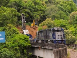 Acidente foi na Ferrovia do Trigo, em Guaporé, onde três locomotivas e um vagão descarrilaram no começo da manhã de segunda (21) Neimar De Cesero / Divulgação