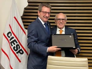 Vicente Abate foi homenageada por Antonio Martins, presidente do SIMEFRE, recebendo uma placa pelos 45 anos da ABIFER