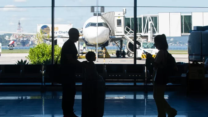 Sala de espera do aeroporto Santos Dumont, no Rio: concessões devem ficar somente para o próximo ano — Foto: Rebecca Alves/Agência O Globo