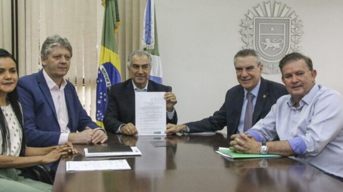 Além do governador, participaram da solenidade os secretários Jaime Verruck (Semagro) e Eduardo Rocha (Governo e Gestão Estratégica), o presidente da Assembleia, deputado Paulo Corrêa e a consultora legislativa do Estado, Doriane Gomes Chamorro. - Reprodução: Governo do Estado
