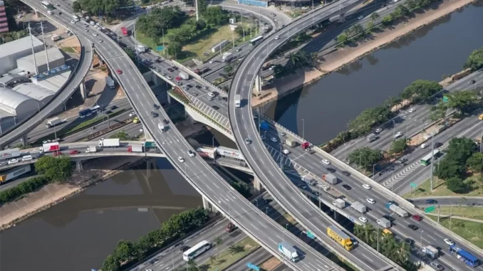 Vista aérea da cidade de São Paulo: mobilidade é um dos principais desafios das grandes cidades - Foto: Diogo Moreira/Divulgação