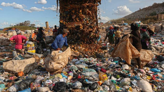 Catadores separam lixo em aterro sanitário no município de Águas Lindas de Goiás (GO) - Gabriela Biló - 27.abr.22/Folhapress