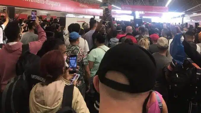 Passageiros aglomerados em uma das plataformas da estação Tatuapé da CPTM na manhã deste sábado (3) - Arquivo Pessoal/ Rafael Flore