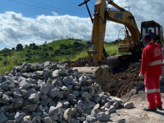 Construção Civil reduz ritmo mas mantém obras. Obras de recuperação de rodovias são mantidas em meio à pandemia. Na foto, trecho de rodovia em São Sebastião do Passé (BA). Crédito: Governo da Bahia / Divulgação