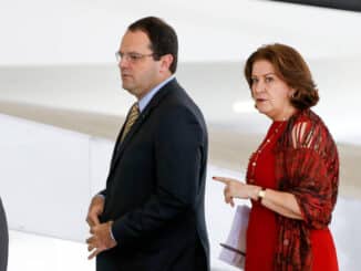 O ex-ministro da Fazenda, Nelson Barbosa, e a ex-presidente da Caixa, Miriam Belchior, integram o gabinete de transição de Lula - Pedro Ladeira - 19.mai.2015/Folhapress