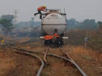 Brasil precisa reconquistar a capacidade de investir, mas é indispensável que as relações entre Estado e empresas sejam confiáveis e transparentes. Na foto, bombeiro apaga incêndio em ferrovia na capital federal, em setembro de 2021 |Sérgio Lima/Poder360 - 21.set.2021
