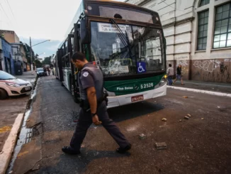 Ônibus foi cercado e depredado por frequentadores da Cracolândia, no centro de São Paulo. Foto: Gabriela Biló/Estadão