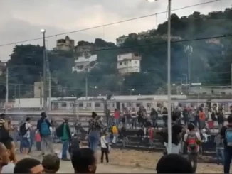 Fumaça na área de plataformas da Central: manifestantes incendiaram trilhos - Foto: Reprodução