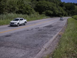 Pista ondulada na BR 101 entre Mangaratiba e Angra dos Reis, no estado do Rio de Janeiro - Eduardo Anizelli - 8.mar.2022/Folhapress