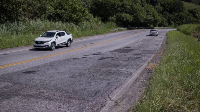 Pista ondulada na BR 101 entre Mangaratiba e Angra dos Reis, no estado do Rio de Janeiro - Eduardo Anizelli - 8.mar.2022/Folhapress