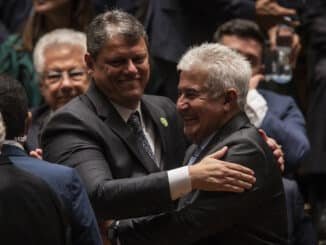 Marcos Pontes (PL-SP) cumprimenta Tarcísio no dia de sua diplomação - Bruno Santos - 19.dez.22/Folhapress