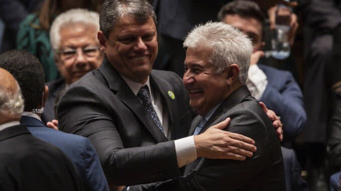 Marcos Pontes (PL-SP) cumprimenta Tarcísio no dia de sua diplomação - Bruno Santos - 19.dez.22/Folhapress