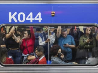 Usuários aguardam em vagão do Metrô a partida de um trem da linha 2 na estação Sé, no centro de São Paulo - Lalo de Almeida - 10.nov.2022/Folhapress