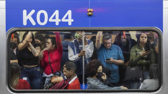 Usuários aguardam em vagão do Metrô a partida de um trem da linha 2 na estação Sé, no centro de São Paulo - Lalo de Almeida - 10.nov.2022/Folhapress