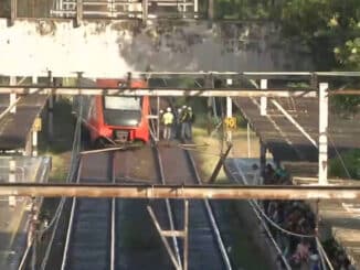 Trem da linha 8-esmeralda que descarrilou na tarde desta segunda-feira (16) próximo à estação Lapa, na zona oeste de São Paulo - Reprodução/Band