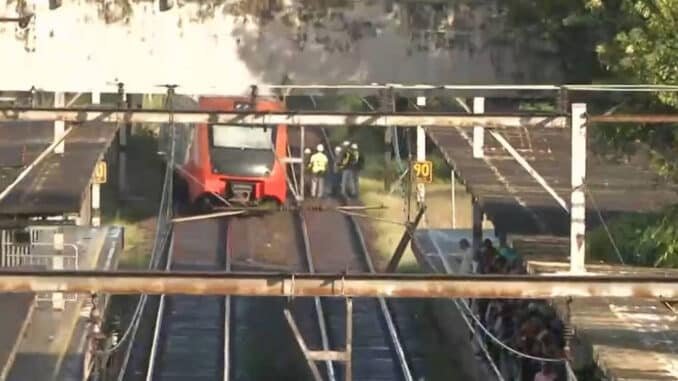Trem da linha 8-esmeralda que descarrilou na tarde desta segunda-feira (16) próximo à estação Lapa, na zona oeste de São Paulo - Reprodução/Band