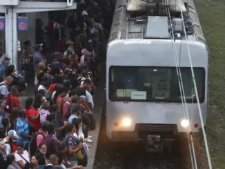 Supervia superlotação. Na foto a Estação de Gramacho , Duque de Caxias - Foto: Fabiano Rocha / Agência O Globo