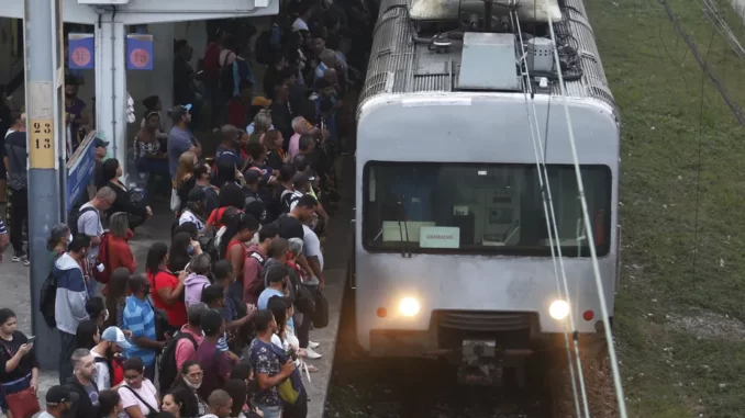 Supervia superlotação. Na foto a Estação de Gramacho , Duque de Caxias - Foto: Fabiano Rocha / Agência O Globo