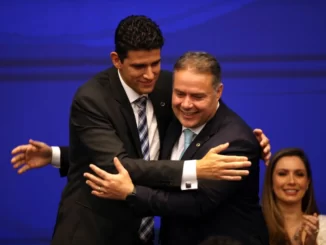 Renan Filho e Marcelo Sampaio se abraçam, durante cerimônia de transmissão de cargo, na sede do Ministério dos Transportes