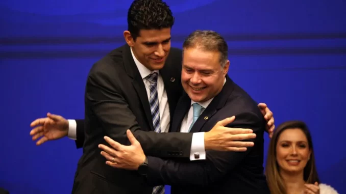 BWKI4H57WVFRZGQG52ZBEPQIM4 Renan Filho e Marcelo Sampaio se abraçam, durante cerimônia de transmissão de cargo, na sede do Ministério dos Transportes